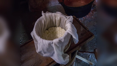 Frischkäse beim Abtropfen. (Foto: Markus Wasmeier)