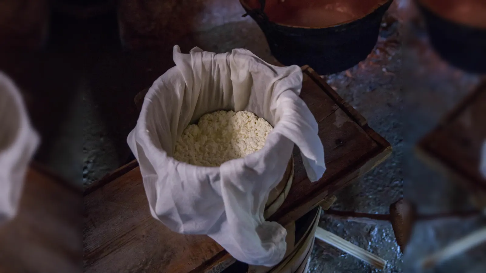 Frischkäse beim Abtropfen. (Foto: Markus Wasmeier)