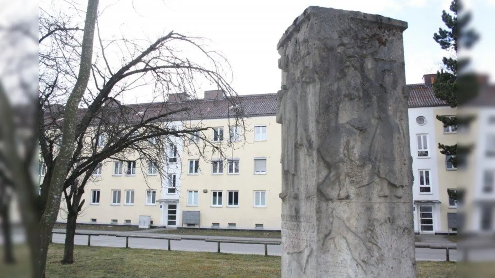 Die Siedlung Ludwigsfeld wurde 1953 mit Mitteln des Marshallplans errichtet. 1954 wurde hier die von Elmar Dietz gestaltete Schmuckstele aufgestellt. Darauf zu lesen sind die Zeilen: „Wie lieblich schallt durch Busch und Wald des Waldhorns süßer Klang“ (Volkslied von 1817)  sowie „Des Menschen Seele gleicht dem Wasser“ (aus Goethes Gesang der Geister über den Wassern). (Foto: job)