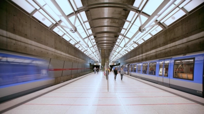 Bei der Instandhaltung der Schienen kommt ein Fräszug zum Einsatz. Dadurch ergeben sich Unregelmäßigkeiten im Fahrplan.  (Foto: MVV GmbH )