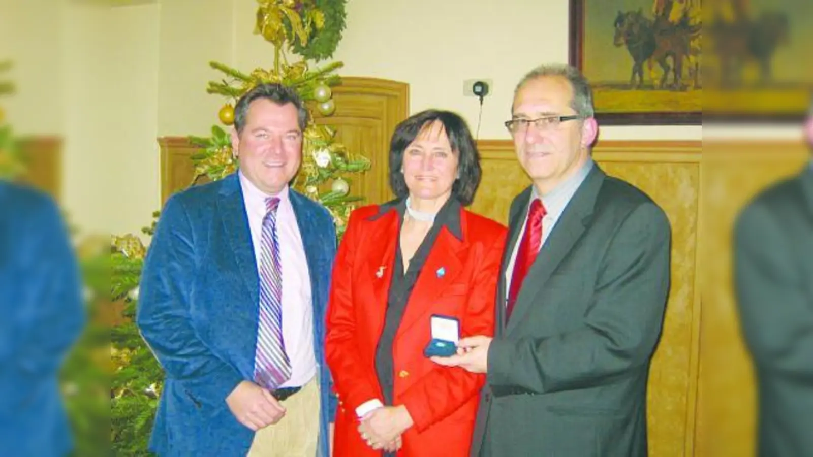 Der Kreisvorsitzende München West, Josef Schmid (li.), und der Ortsvorsitzende von Obermenzing, Frieder Vogelsgesang, danken Stadträtin Ursula Sabathil für ihr langjähriges politisches Engagement. (Foto: pi)