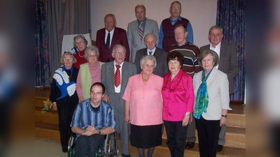 Für 10 Jahre Mitgliedschaft und darüber hinaus wurden diese Aubinger VdKler geehrt: ganz vorne Nikolaus Füll; (von links; erste Reihe) Elli Metzke (25 Jahre Mitgliedschaft), Isolde Woltz (40 Jahre), Otto Zobel (40 Jahre), Hilde Rottmair, Dora Bock und Irmgard Dorfner-Hecht; (zweite Reihe) Regine Coron, Paul Neupel (60 Jahre), Michael Wirth und Anton Miller (55 Jahre); (hintere Reihe) Wolfgang Wenzel, Klaus Hoffmann sowie Helmut Ostermeier. (Foto: Herbert Forster)