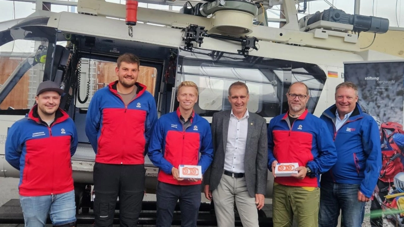 Freude bei der Spendenübergabe (v.l.): Korbinian Scharmann, Lukas Randl und Kilian Roach (alle BW Schliersee), Michael Sigmund (Lions Club Germering), Willi Haertle (BW Lenggries) sowie Volker Eisele (Stiftung Bergwacht).  (Foto: Lions Club Germering)