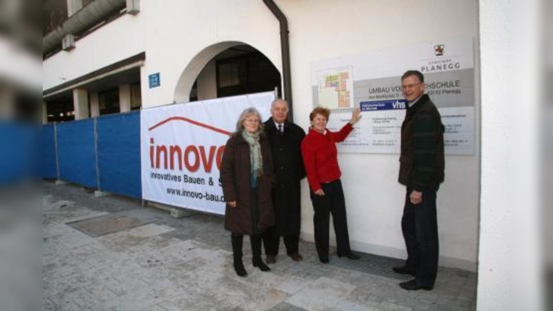 Freudige Gesichter gab es zum Umbaubeginn für die Volkshochschule von Annemie Wagner, Jochen Schwerdtner, Annemarie Detsch und Kurt Landwehrmann (v.l.). (Foto: US)