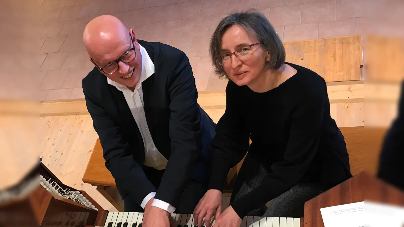 Barbara und Ulrich Theißen Pibernik sind in der Himmelfahrtskirche zu Gast. Seit 2020 tritt das Ehepaar erfolgreich als Orgelduo auf, sowohl vierhändig als auch an mehreren Instrumenten. (Foto: pr)
