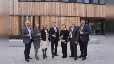 Stießen gemeinsam auf die feierliche Einweihung der Carl-Steinmeier-Mittelschule an: Bürgermeister Günter Heyland (Brgm Neubiberg), Maria Els (Regierungspräsidentin), Karin Olesch (Schulamtsdirektorin), Schulleiter Michael Weiß, Maria Feiner (Vertretung Gem. Putzbrunn, Dr. Stefan Straßmair (Brgm. Hohenbrunn) und Thomas Loderer (Brgm. Ottobrunn). (Foto: hw)