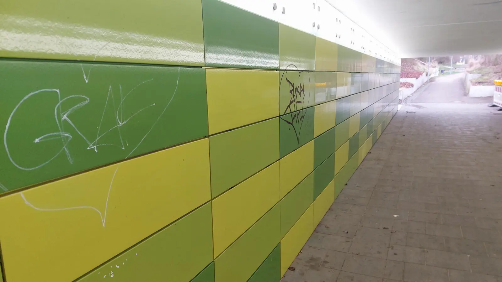 Auch in der Unterführung am Scharfreiterplatz werden zahlreiche illegale Graffiti entfernt. (Foto: bas)