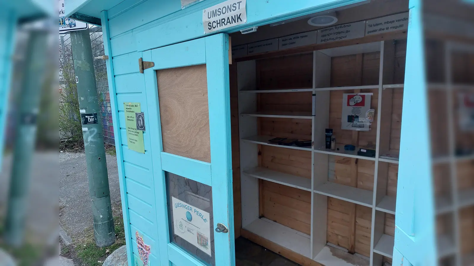 In München gibt es über zehn Kreislaufschränke, wie hier die „Giesinger Perle” in der Perlacher Straße 116. Als weiterer Standort wird nun Kirchtrudering erprobt. (Foto: bas)