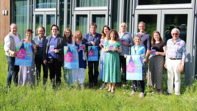 Die Mitwirkenden der Operette mit den Veranstaltungsplakaten. (Foto: Chorgemeinschaft Pöcking)