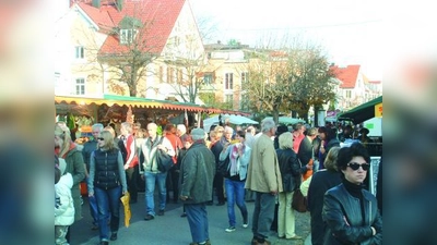 Die gesperrte Bahnhofstraße als Fußgängerzone: Die Planegger Kirta zog rund 12.000 Besucher an. (Foto: bb)
