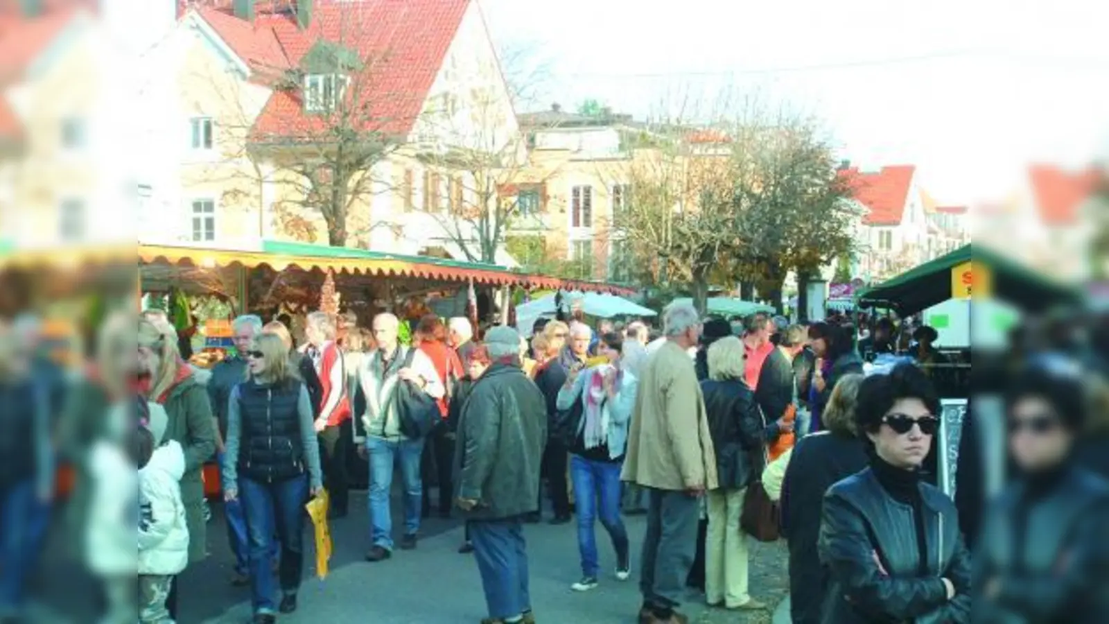 Die gesperrte Bahnhofstraße als Fußgängerzone: Die Planegger Kirta zog rund 12.000 Besucher an. (Foto: bb)