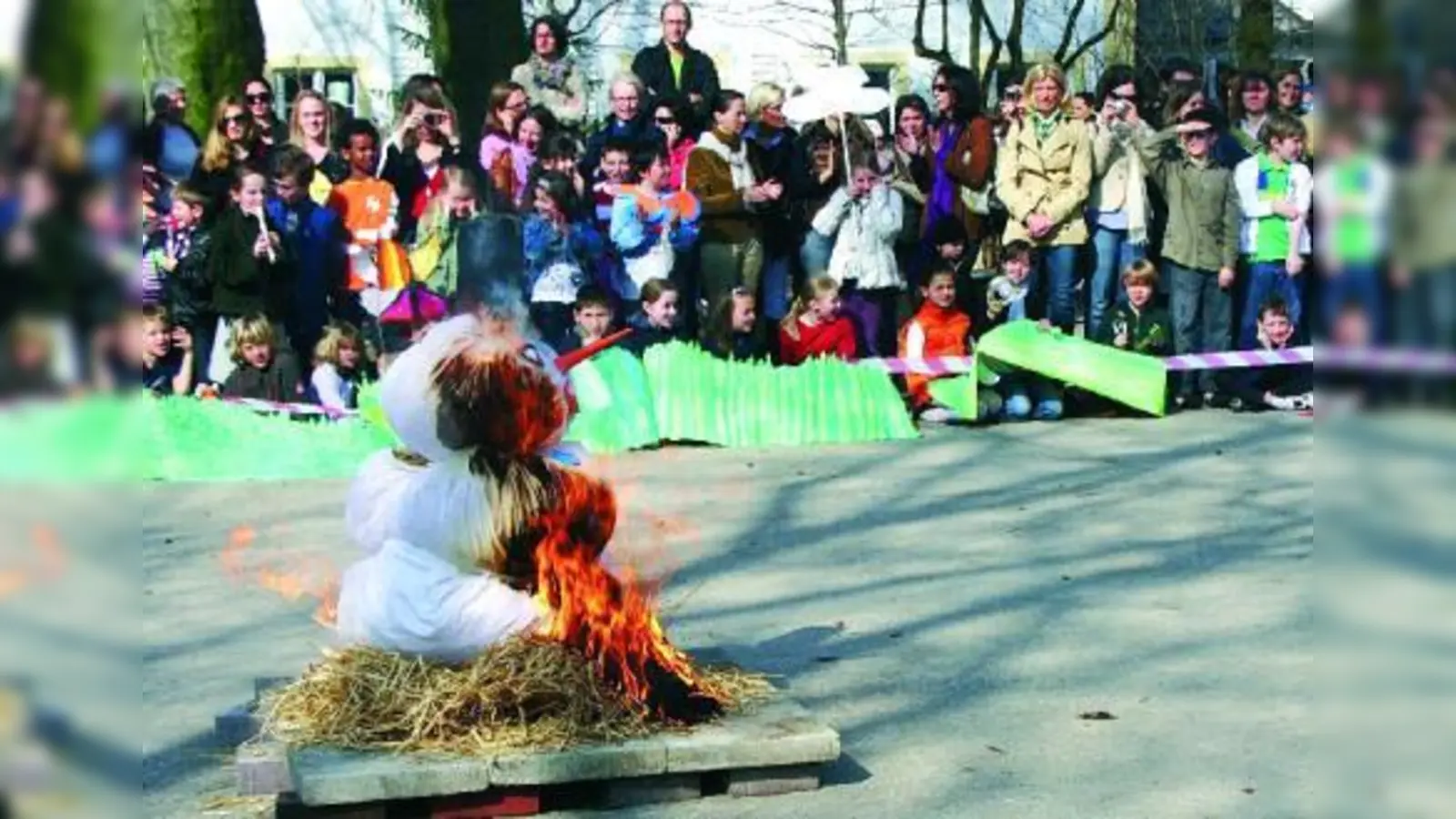 Winter austreiben in der Grundschule an der Südlichen Auffahrtsallee: Zum Abschluss des Festes wurde ein Schneemann aus Stroh verbrannt. (Foto: Trebeis)