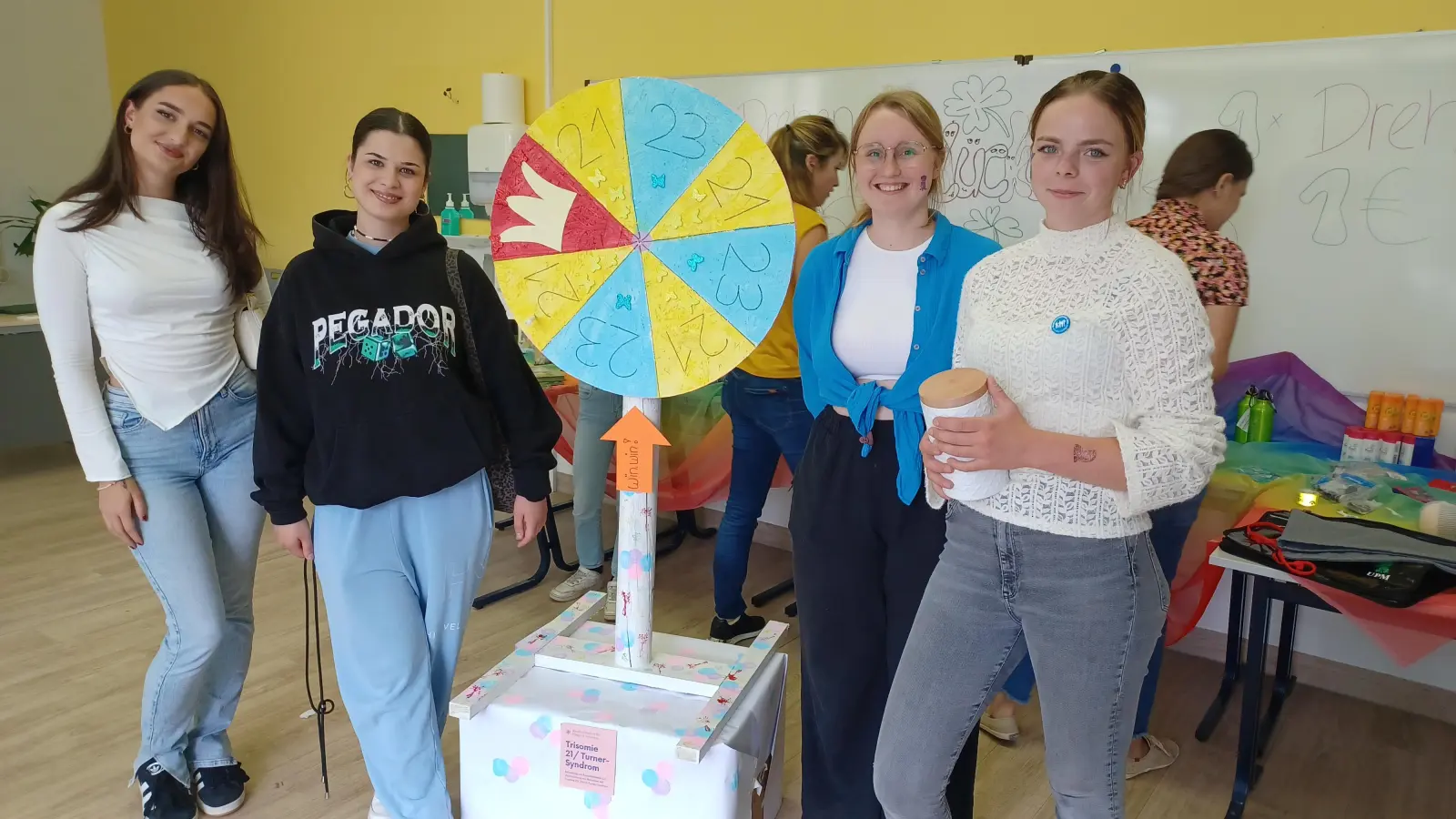 Spenden sammeln am Glücksrad: v.l. die Auszubildenden Linda Kastner, Sejla Becal, Beatrice Kloske, Robina Weinmann. (Foto: Krankenhaus GmbH Landkreis Weilheim-Schongau)