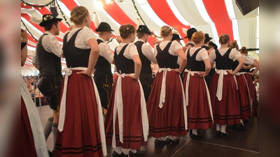 Am 30. Juni findet ein Probenabend für das Friah-Tanzl in Poing statt. Alle sind zum Mitmachen eingeladen. (Foto: Thomas Schächtel)