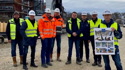 Es geht voran an der U6: Bauleiter Johannes Richter, Bürgermeister Hermann Nafziger, die Projektleiter Christian Vogelgsang und Jörg Wüst, Bauleiter Marius Glatt, Stefan Schaudig aus dem Rathaus, Michael Brucker von der PMG sowie PMG-Geschäftsleiter Dimitri Steinke mit dem neuen Comic. (Foto: K.Xander)