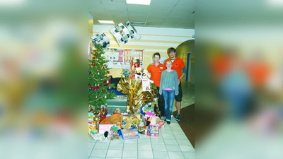 Das Team vom Fitness Park Westkreuz freut sich über die zahlreichen Spielzeuge, die die Kunden bei der Tauschaktion abgegeben haben. (Foto: tr)
