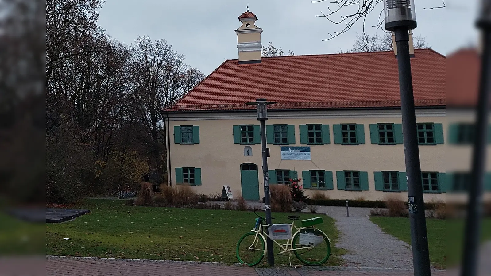 Im Kultur- und Bürgerhaus Pelkovenschlössl ist im Rahmen der Aktionswoche zum Weltfrauentag die Ausstellung „Schau mal – Frauen der Stunde null, Wegbereiterinnen für eine demokratische Gesellschaft” zu sehen.  (Foto: bas)
