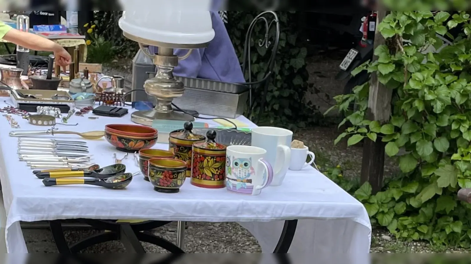 Gleichzeitig mit den Hofflohmärkten findet auch der Benefizflohmarkt in der Seidlvilla statt. Hierfür kann noch Ware gespendet werden.  (Symbolbild: pst)