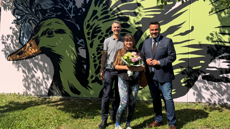 Bürgermeister Florian Klietsch (rechts) und Kulturamtsleiter Florian Nagel bedankten sich bei Greta von Richthofen für ihr Kunstwerk. (Foto: Gemeinde Unterföhring)