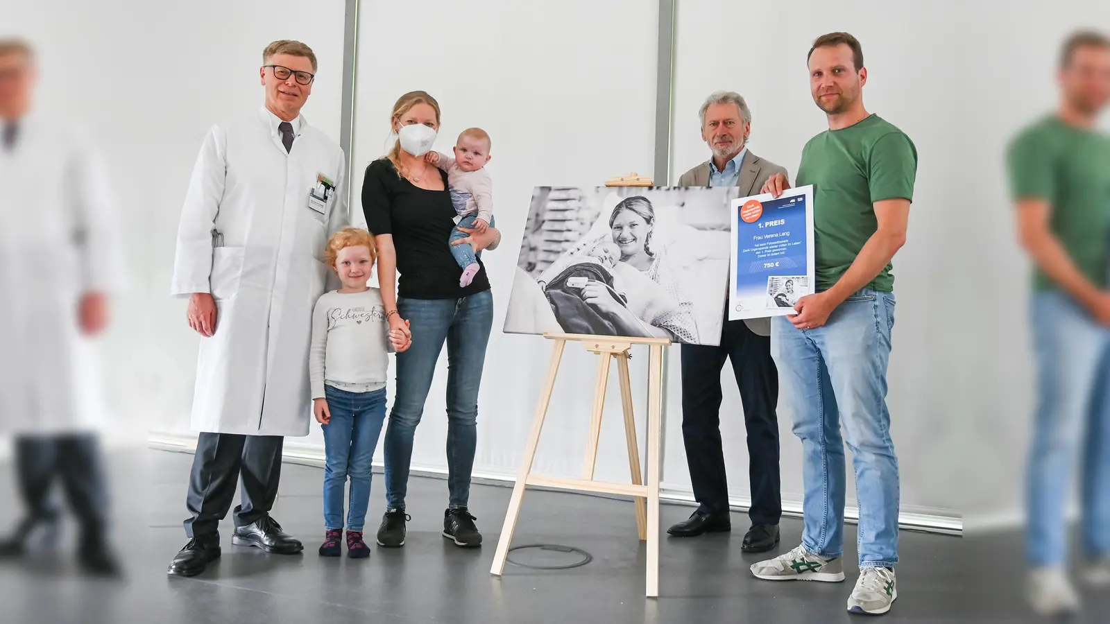 Verena Lang, hier mit ihrer Familie, belegte den ersten Platz. Überreicht wurde der Preis von Fußballweltmeister Paul Breitner (2. von rechts) und Helmut Friess (links), Direktor der Klinik und Poliklinik für Chirurgie am Universitätsklinikum rechts der Isar. (F.: Kathrin Czoppelt, Klinikum rechts der Isar)