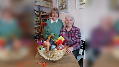 Unterhachings Ehrenbürgerin Waldtraud Rensch und Leitung Jutta Endreß haben viele Geschenkideen für den Valentinstag vorbereitet.  (Foto: Treffpunkt)