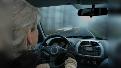 Nebel, nasse Fahrbahn und früh einsetzende Dunkelheit erfordern im Herbst erhöhte Aufmerksamkeit.  (Foto: aum, red)