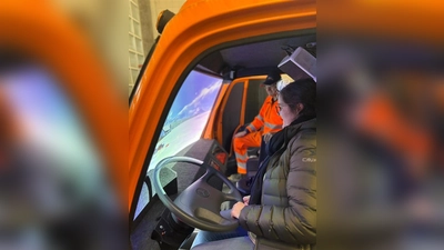 Ausbildungsverantwortliche Verena Steidl, hier im Simulator, hat sich selbst ein Bild der Ausbildungsbestandteile<br>gemacht. (Foto: Landratsamt)