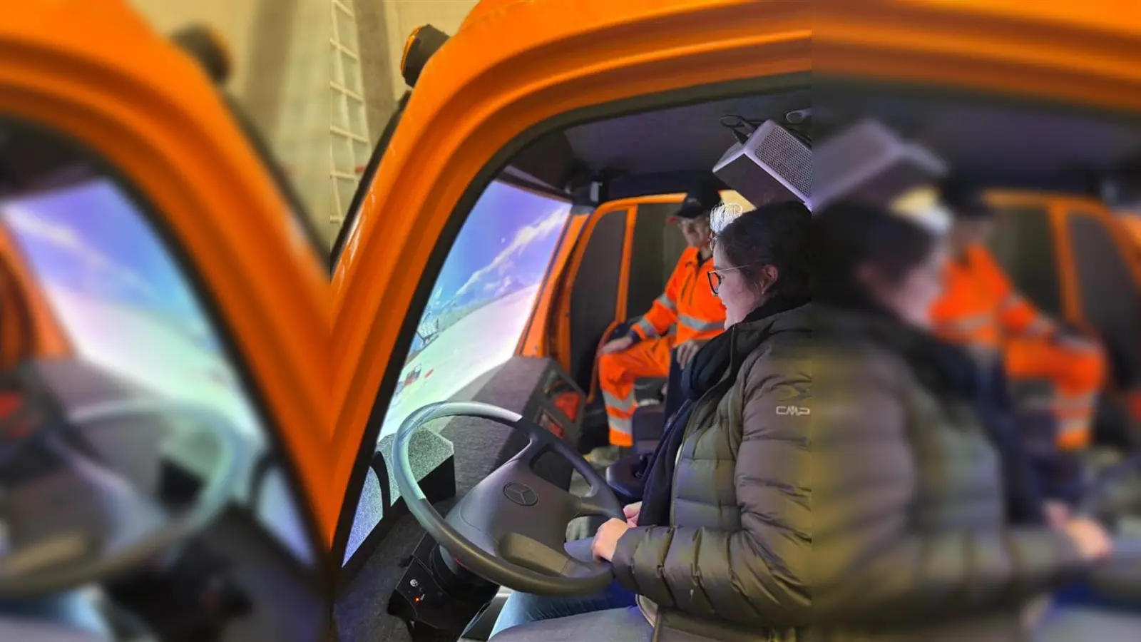 Ausbildungsverantwortliche Verena Steidl, hier im Simulator, hat sich selbst ein Bild der Ausbildungsbestandteile<br>gemacht. (Foto: Landratsamt)