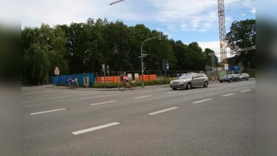 Unverzüglich reagierte der Bauherr des Clearinghauses an der Pippinger Straße. Der BA bemängelte die blickdichte Absperrung als Gefahrenquelle für Radler. Innerhalb weniger Tage war die Plastikplane zumindest teilweise weg. Freie Sicht also für abbiegende Radfahrer. (Foto: US)