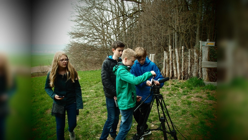 Unter Anleitung der Kulturwissenschaftlerin Alexandra Hessler können alle Interessierten an der Gestaltung eines neuen Audioguides im Stadtwald Ebersberg mitwirken. (Foto: MWU)