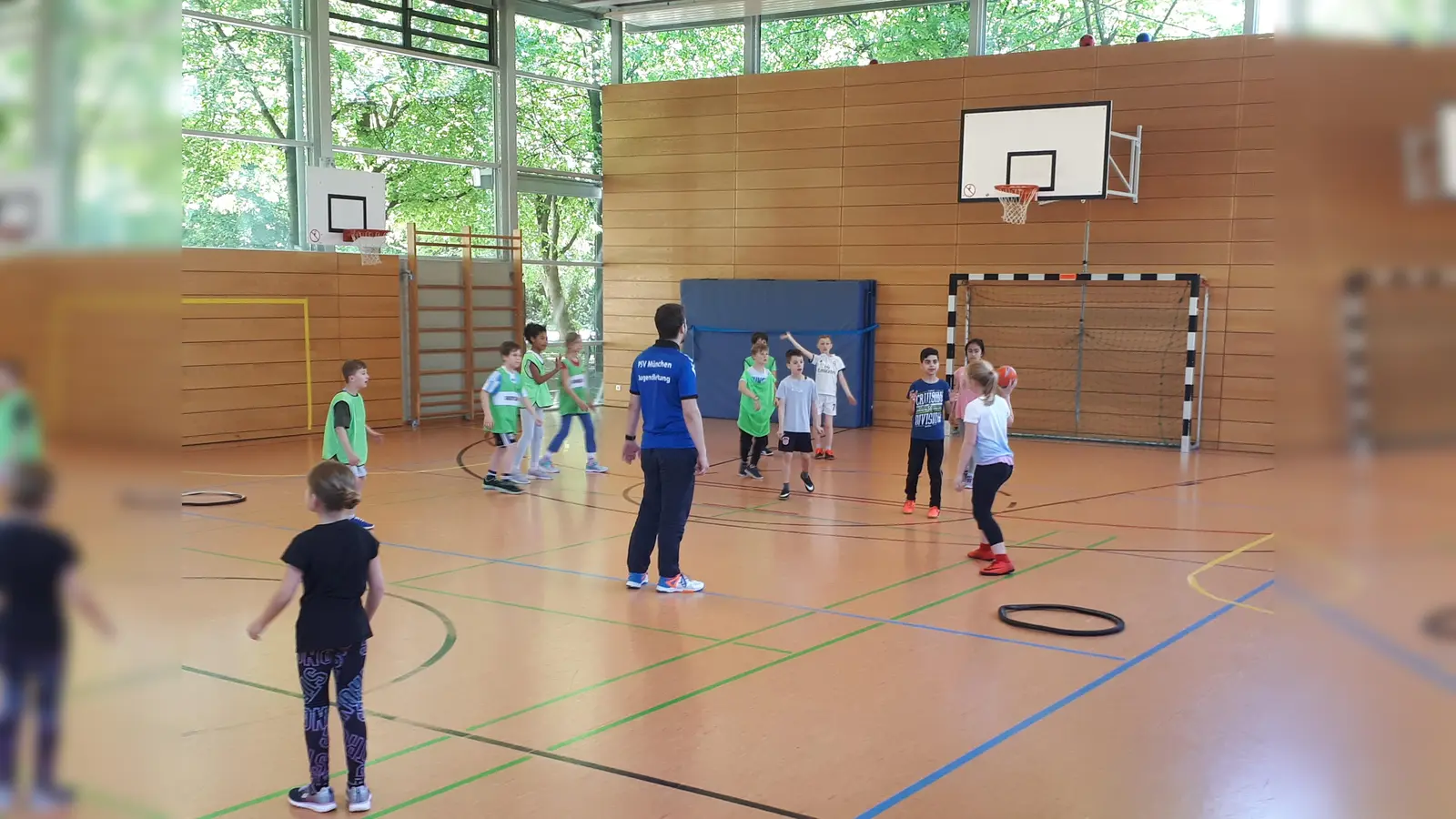 Die Moosacher Kids beim Handballaktionstag in der Grundschule an der Jenaer Straße zusammen mit dem PSV München: ein richtiges Highlight des Schuljahres. (Foto: VA)