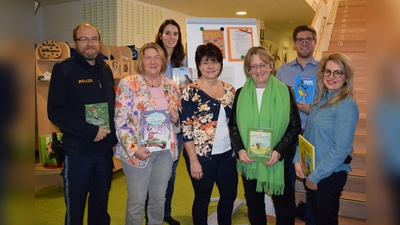 Hatten ihre Lieblingsbücher mitgebracht (v. l.): Andreas Kneißl, Eva Gottstein, Louisa Wilscher, Kita-Leiterin Martina Riedl, Angelika Pilz-Strasser, Philipp Lenz und Maria Lubyannikova. (Foto: Büro MdL Gottstein)