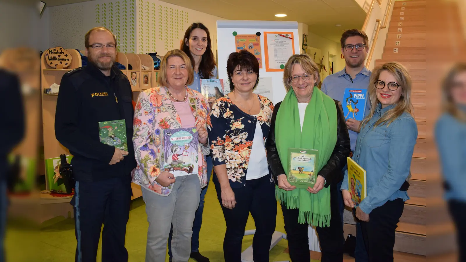 Hatten ihre Lieblingsbücher mitgebracht (v. l.): Andreas Kneißl, Eva Gottstein, Louisa Wilscher, Kita-Leiterin Martina Riedl, Angelika Pilz-Strasser, Philipp Lenz und Maria Lubyannikova. (Foto: Büro MdL Gottstein)
