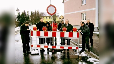 Seit dem 21. Dezember ist die Ortsdurchfahrt wieder frei. Bürgermeister Josef Riemensberger (4. von rechts) und Gemeinderat Siegfried Gruber (rechts) helfen, die Absperrung zu entfernen.	 (Foto: Privat)