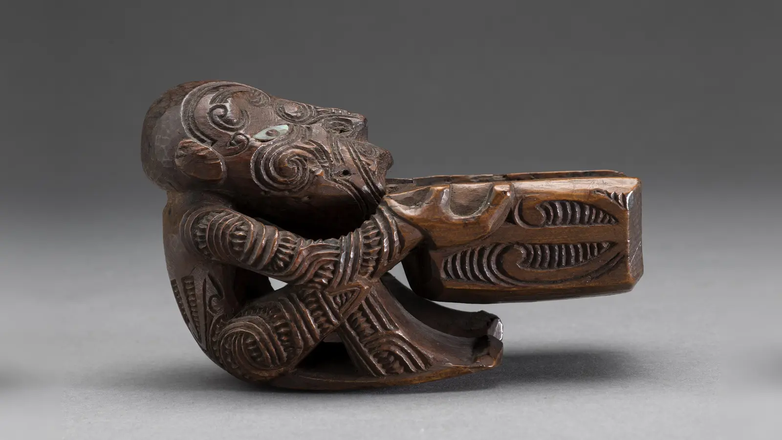 Viele Schnitzwerke der Maori gelten als beseelt und stehen in Verbindung zu den Ahnen. Im Bild eine Holzfigur mit Schale aus Toatoa-Holz, 15 x 8,7 x 9,5 cm, gekauft 1935 aus dem Nachlass von Hermann Meyer, Leipzig (Foto: © Museum Fünf Kontinente, Nicolai Kästner)