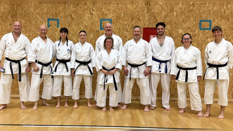 Gemeinsames Training: Anja und Alex Kaufmann (Bildmitte) sowie Karatekas aus Slowenien und Kroatien. (Foto: 1. Budo-Verein Herrsching e.V.)
