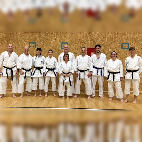 Gemeinsames Training: Anja und Alex Kaufmann (Bildmitte) sowie Karatekas aus Slowenien und Kroatien. (Foto: 1. Budo-Verein Herrsching e.V.)