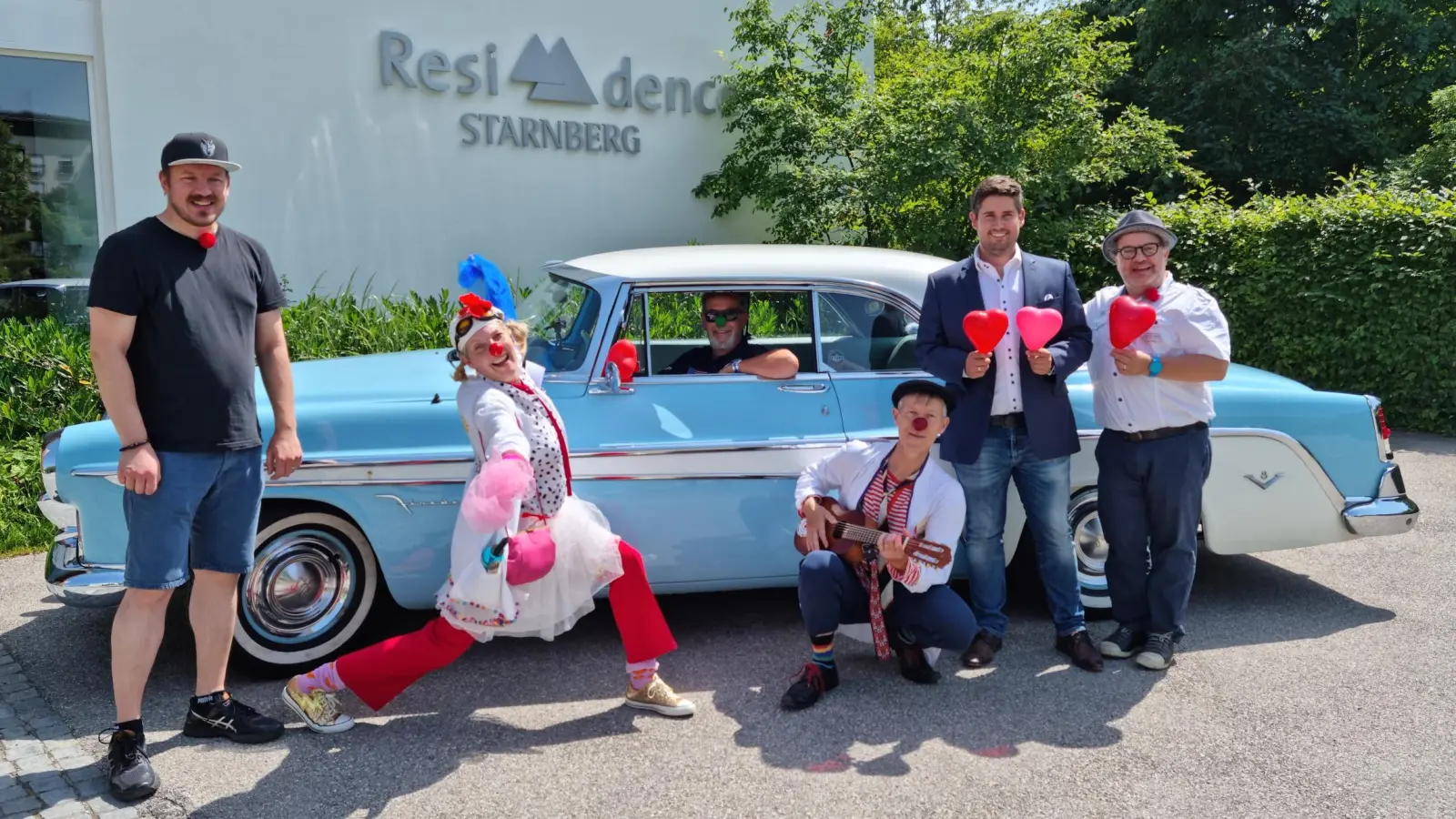 Spendenübergabe durch die „The Bavarian Miracletrucks“ vor dem Klinikum Starnberg an die KlinikClowns (von links): Michael E. Lang, „Dr. Ilsebill“, Peter Kreisl (im Us Car), „Dr. Duda”, Christian Reyer und Peter Spiel. (Foto: Stefan Berger)