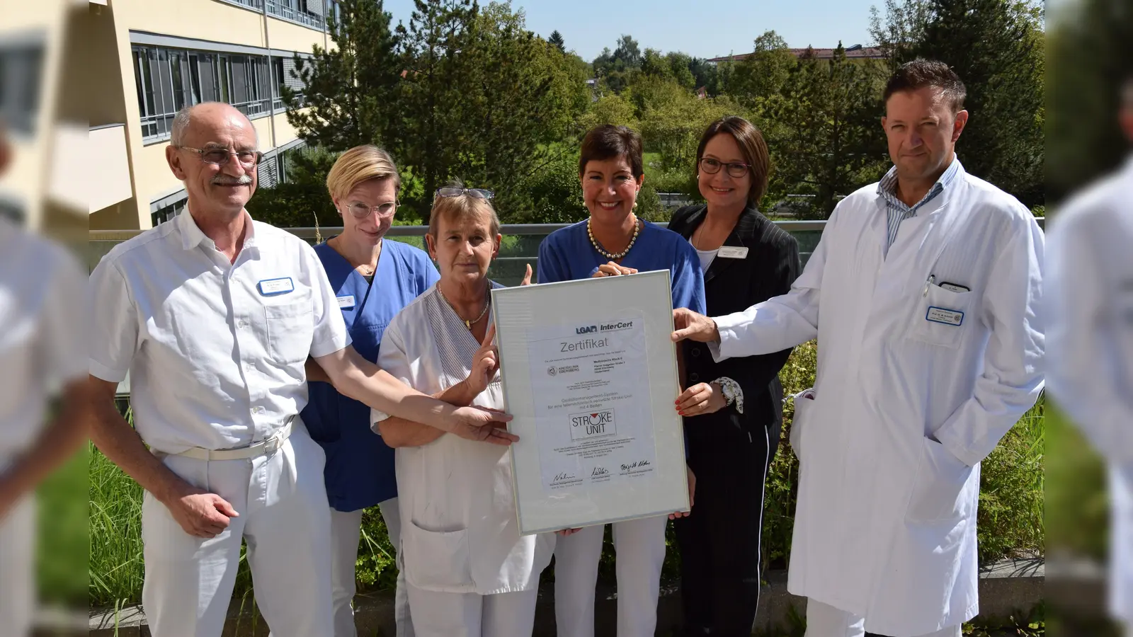 Dr. Klaus Pürner, Logopädin Anna Sein, Pflegefachkraft Roswitha Kaufmann, Physiotherapeutin Michaela Frank-Jatsch, Jaqueline Giebel und Chefarzt Prof. Dr. Martin Schmidt freuen sich über das gemeinsam zum Wohle von Schlaganfall-Patienten erreichte Zertifikat Stroke Unit.  (Foto: kk )
