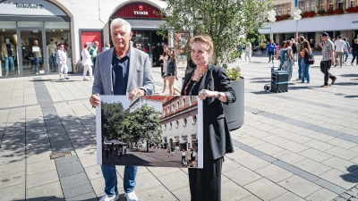 Oberbürgermeister Dieter Reiter und Baureferentin Jeanne-Marie Ehbauer stellen in der Fußgängerzone das neue Baumkonzept vor.  (Foto: Leonhard Simon)