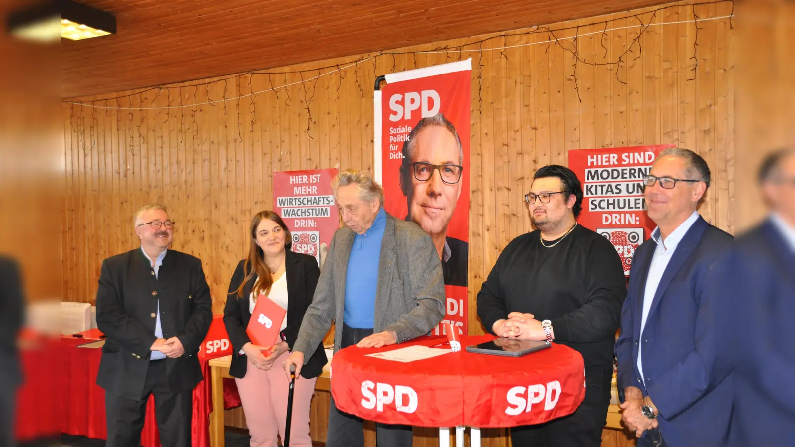 Im Vorfeld der Veranstaltung fanden Ehrungen für langjährige Mitglieder statt. Geehrt wurden für 40 Jahre Gordana Riedl und Walter Iglhaut, für 45 Jahre Helmut Schuh, für 55 Jahre Fritz Nustede und Max Eckardt. (Foto: SPD Karlsfeld)