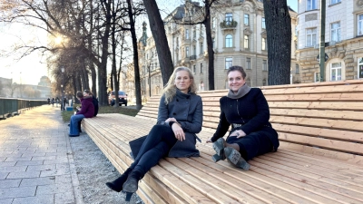 Baureferentin Dr.-Ing. Jeanne-Marie Ehbauer (r.) und Andrea Stadler-Bachmaier, Vorsitzende des Bezirksausschusses Altstadt-Lehel, haben bereits auf einem der neuen Sitzmöbel an der Isar Platz genommen. (Foto: Baureferat)