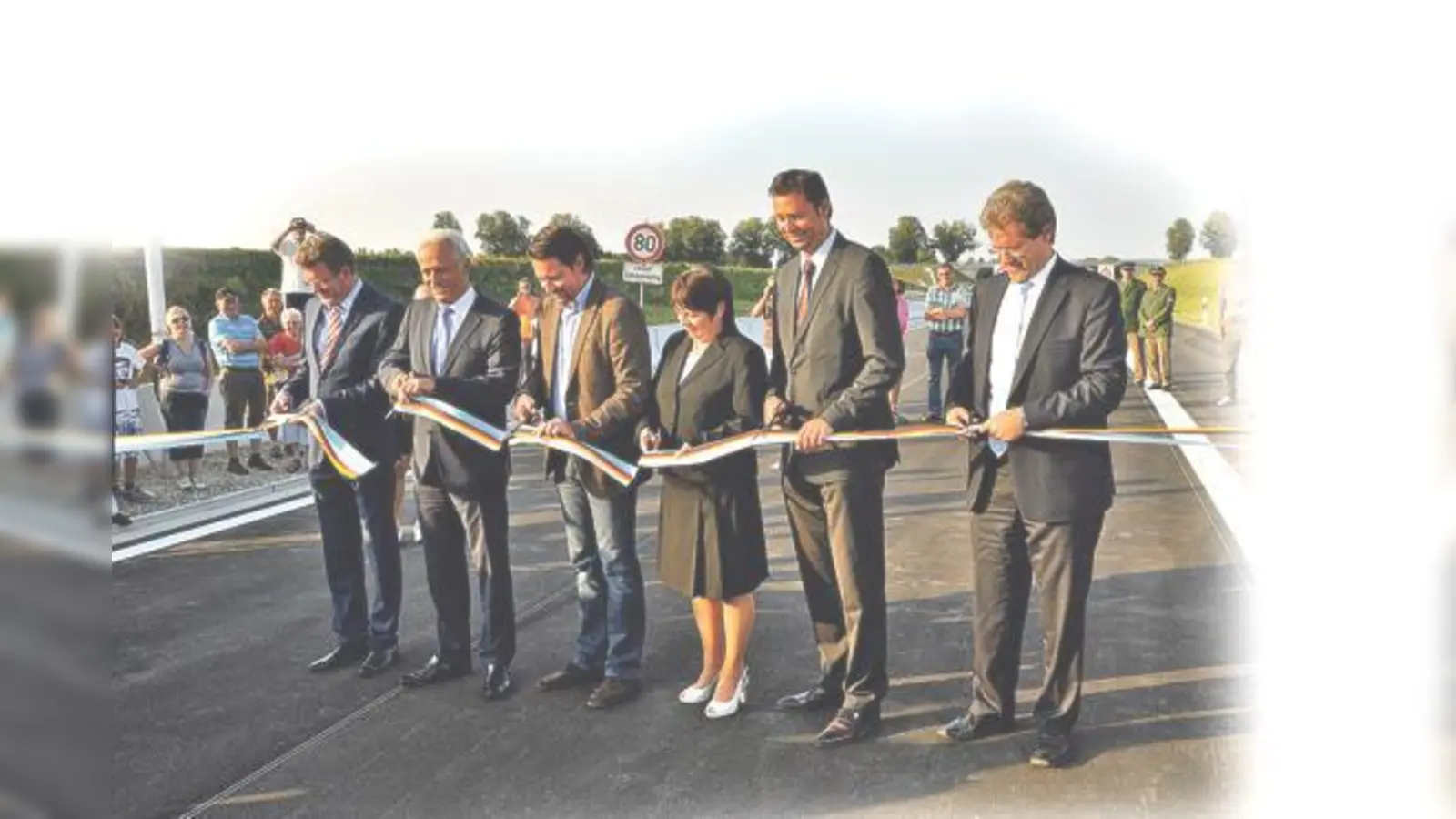 Marcel Huber, Peter Ramsauer, Andreas Scheuer, Cornelia Vogelfänger, Stephan Mayer und Paul Lichtenwald (v.l.) geben symbolisch den Weg frei.	 (Foto: S. Föll)