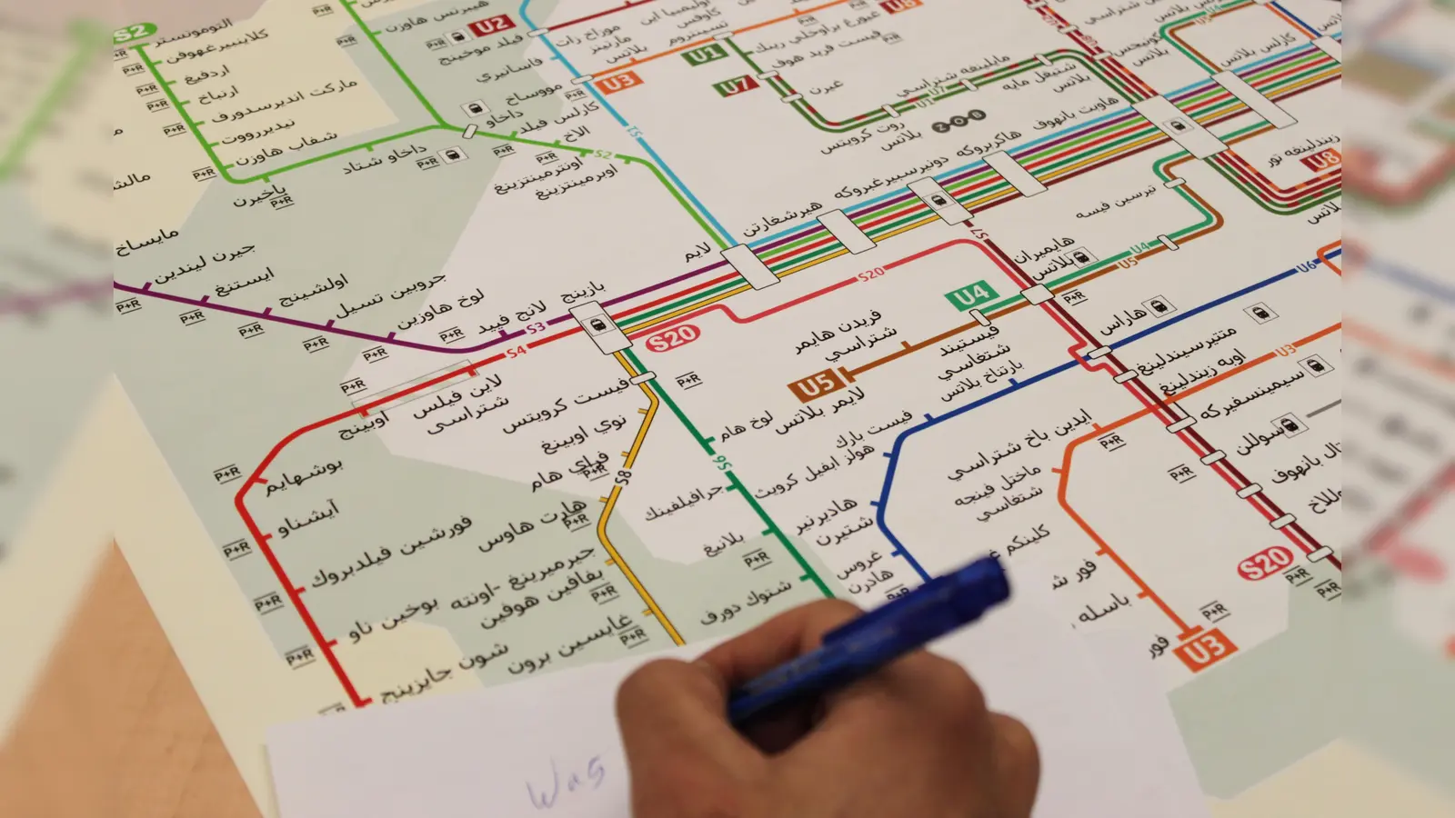 Ein MVV-Netzplan auf Arabisch ist Teil der interaktiven Ausstellung "Land der Kulturen", die ab 18. März in der Stadtbibliothek Giesing läuft. (Foto: Stadtbibliothek Giesing)