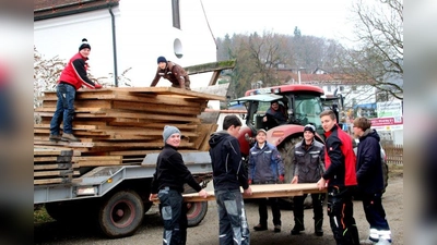 Die Burschenschaft Hadorf krempelt schon mal die Ärmel hoch: Bis zum Wochenende müssen sie noch einiges aufbauen. (Foto: Conradt)