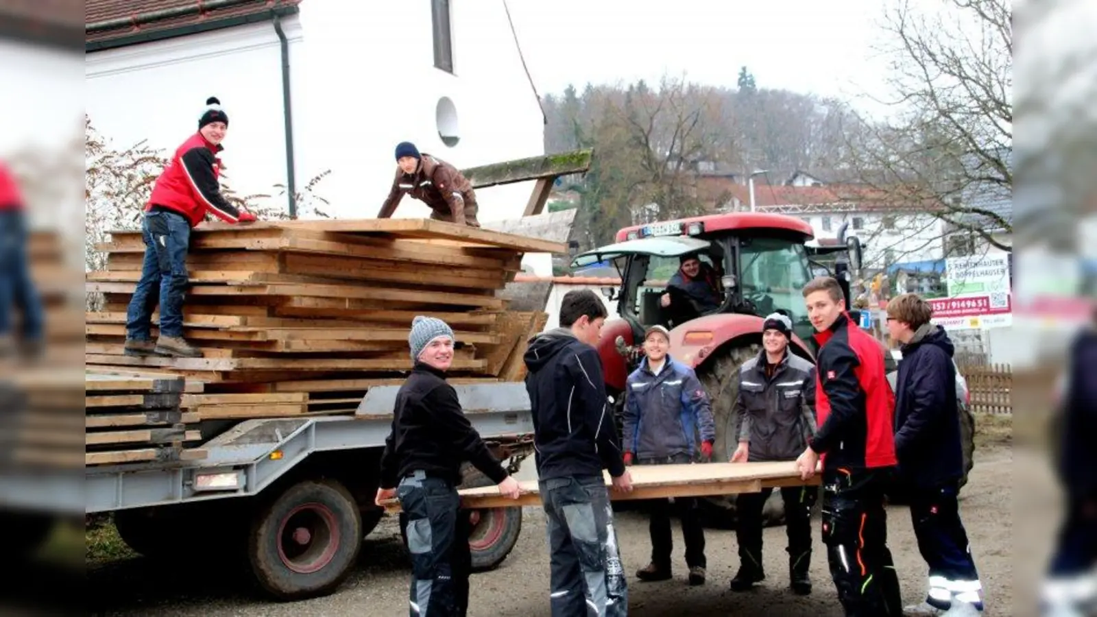 Die Burschenschaft Hadorf krempelt schon mal die Ärmel hoch: Bis zum Wochenende müssen sie noch einiges aufbauen. (Foto: Conradt)