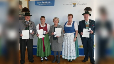 Große Freude über die Ehrung (von links): Franz Tafertshofer, Marianne Tafertshofer, Marianne Bußjäger, Landrätin Andrea Jochner-Weiß und Rudolf Ottl. (Foto: Landratsamt)
