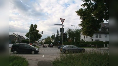 Hier fordert der BA weiterhin Tempo 30. Das KVR lehnte diesen Wunsch bereits ab mit der Begründung, dass die Lärmbelastung nicht hoch genug sei und die Alte Allee als wichtige Verbindungsstraße zügig durchfahren werden muss. (Foto: US)