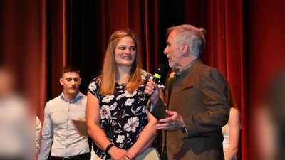 Sie ist Unterföhrings erfolgreichste Sportlerin: Ringer-Europameisterin Anna Schell vom SC Isaria im Gespräch mit Moderator Barry Werkmeister. (Foto: Gemeinde Ufg/foe)