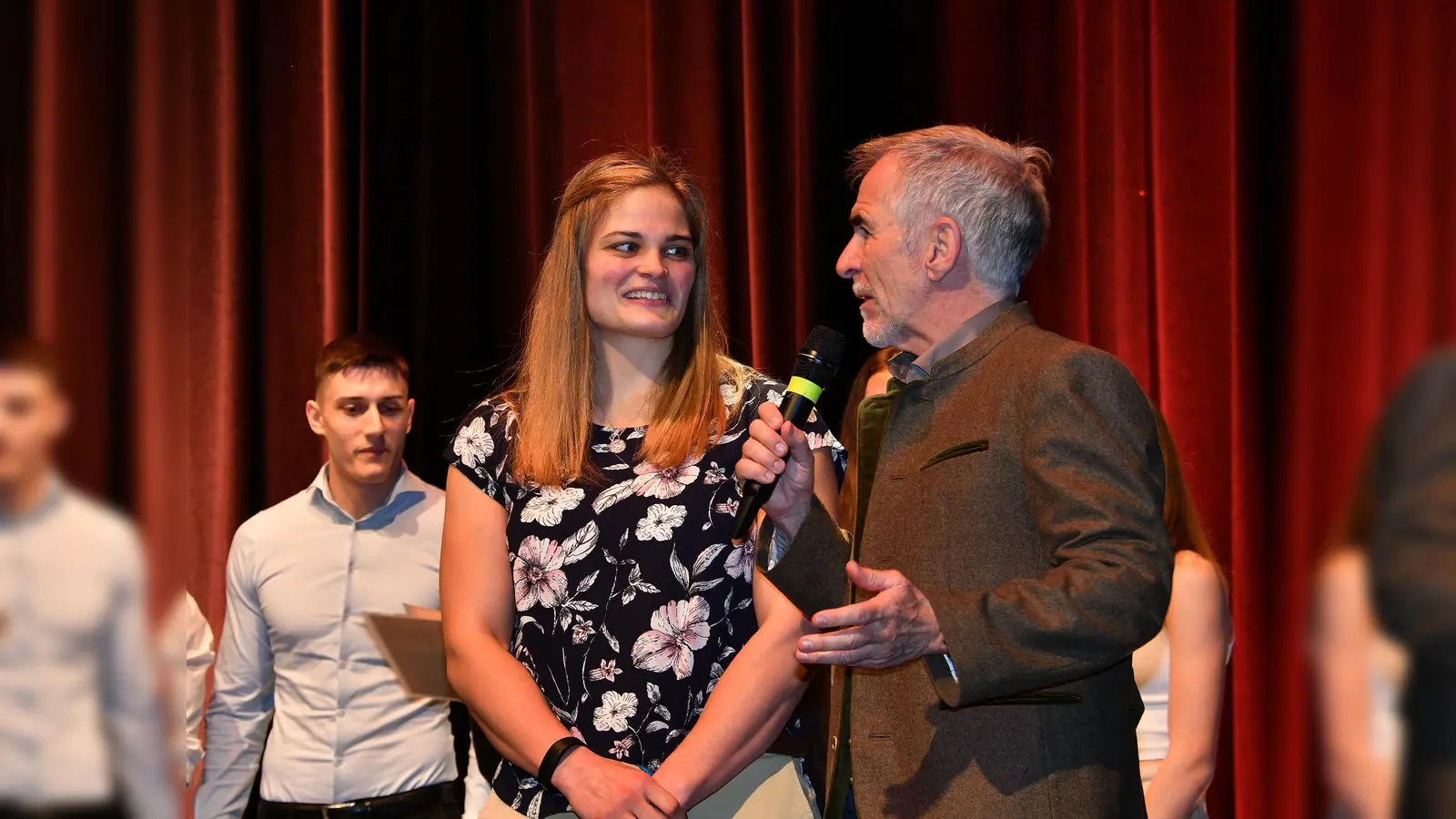 Sie ist Unterföhrings erfolgreichste Sportlerin: Ringer-Europameisterin Anna Schell vom SC Isaria im Gespräch mit Moderator Barry Werkmeister. (Foto: Gemeinde Ufg/foe)